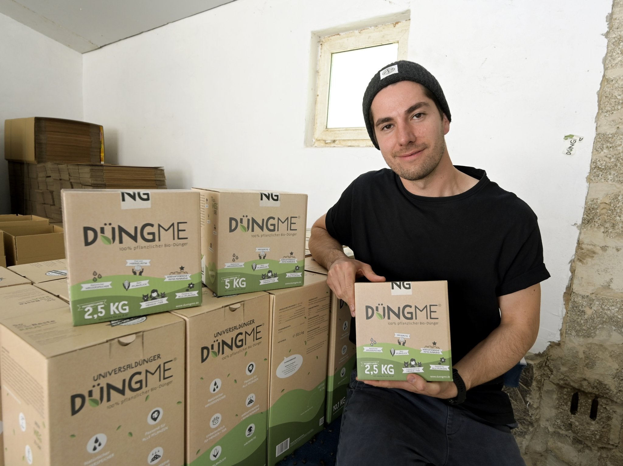 Grünes Pflanzenwachstum mit DüngMe Bio-Universaldünger: Rein pflanzlicher Naturdünger für gesunde Gärten.