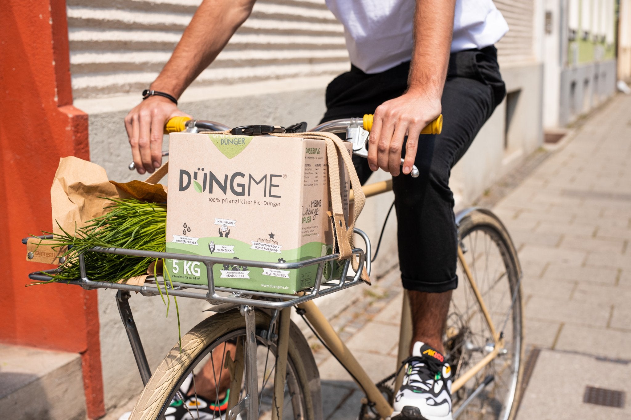 DüngMe's Bio-Universaldünger: 100% rein pflanzlich für Gartenliebhaber. Organischer Dünger, fördert gesundes Pflanzenwachstum.