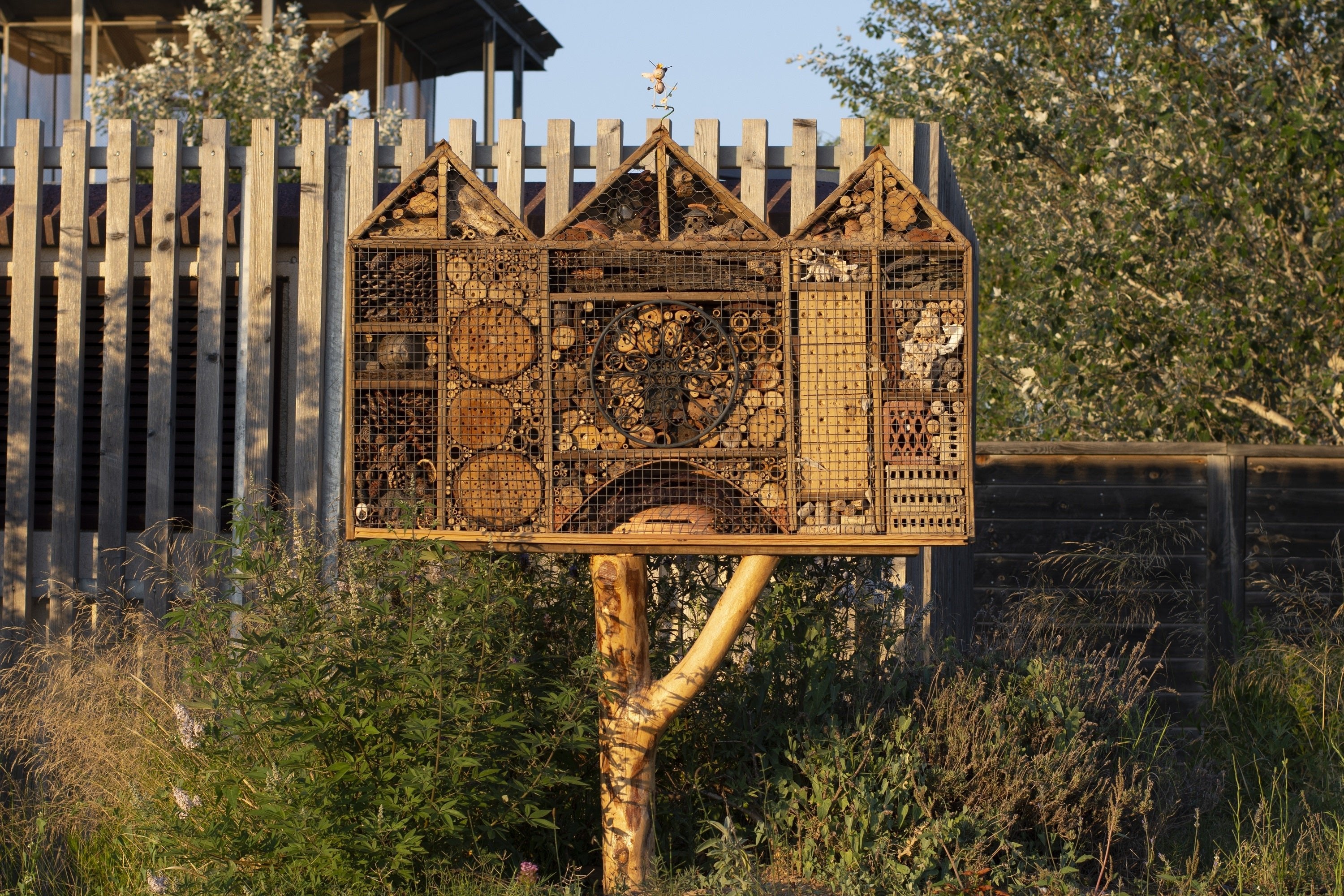 Bienenhotels im Garten werden immer mehr zum Trend und können ganz leicht gebaut werden