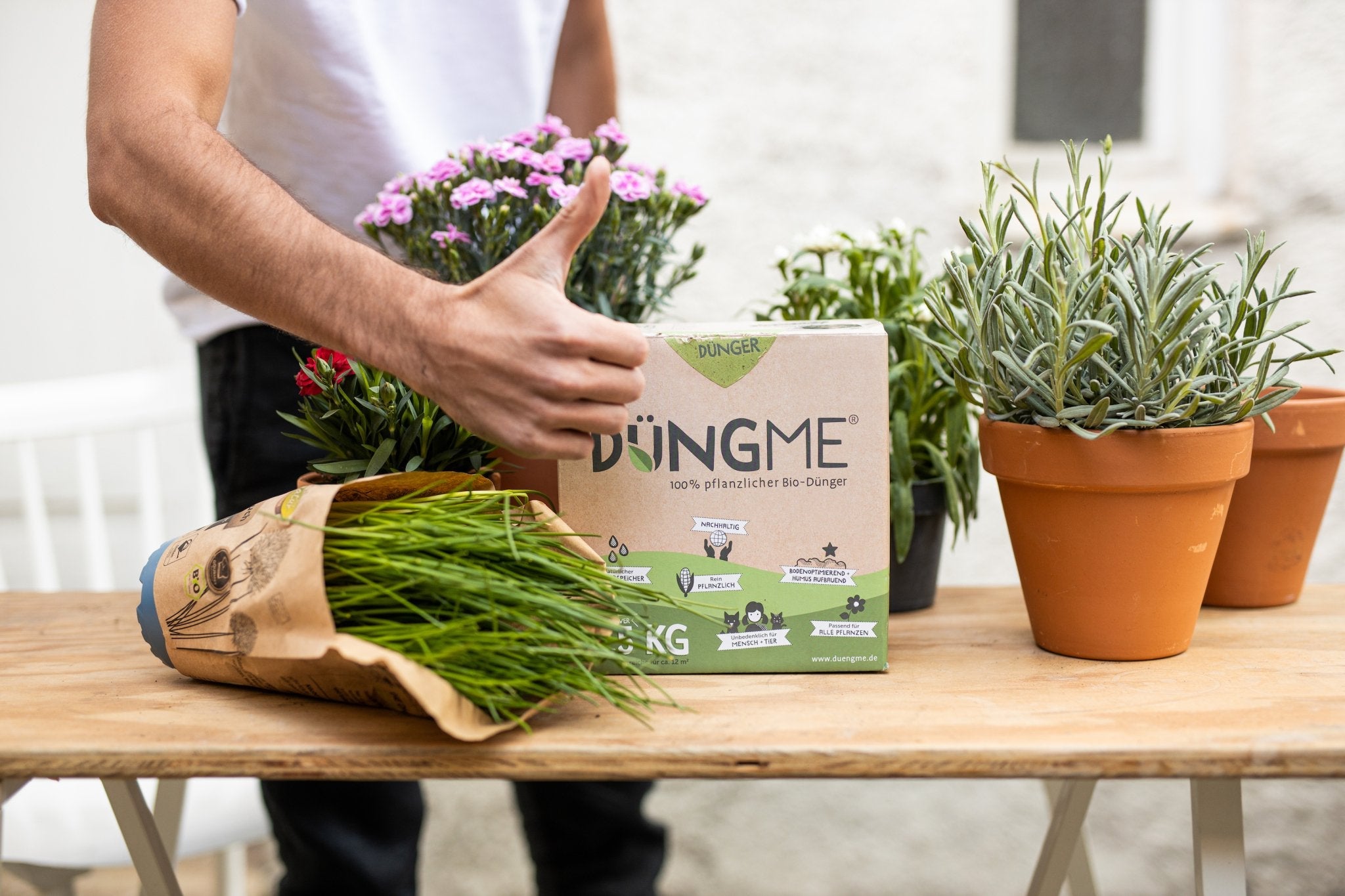 Organischer DüngMe Universaldünger in Pelletform, ideal für nachhaltiges Gärtnern und reiches Pflanzenwachstum.