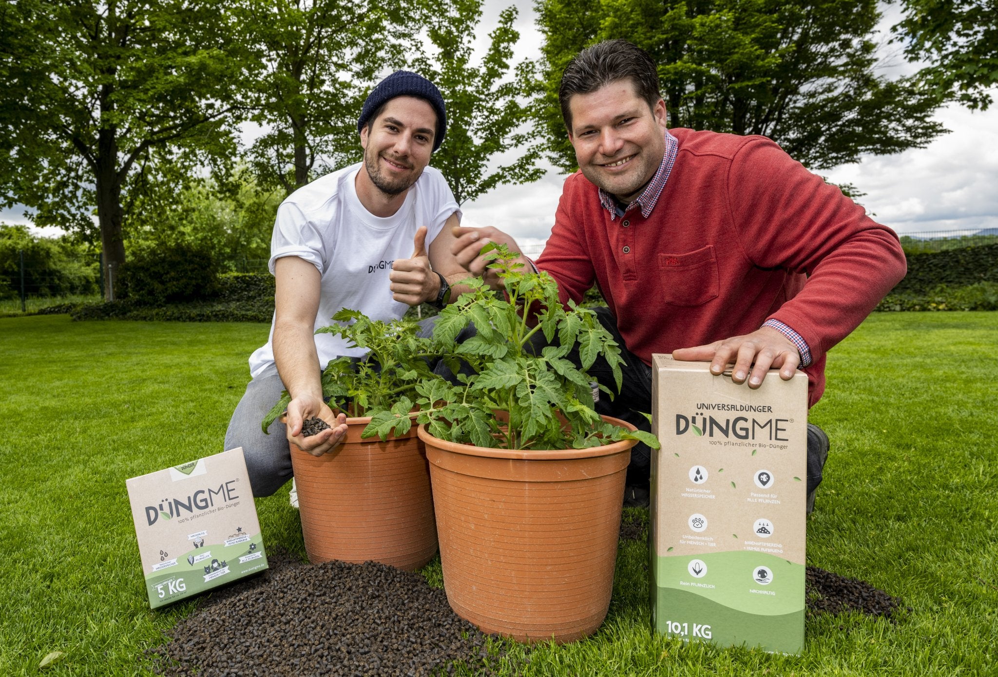 Bunte Auswahl von DüngMe Bio-Universaldünger in umweltfreundlicher Verpackung, ideal für ökologisches Gärtnern.